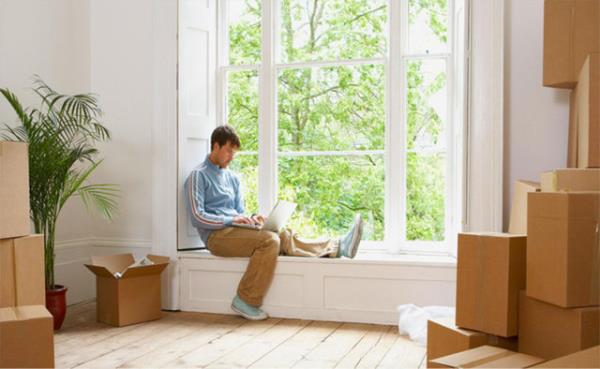 <b>12. BR ODA SEN VE DERLERNDEN DAHA NCE ORAYI RAHAT EDEBLECENZ BR EKLDE HAZIRLAYIN:</b> Oturma veya yatak odasn sein; oday kutulardan temizleyin ve mobilyalar yerletirin, dekoratif yastklar ve battaniye kullann.