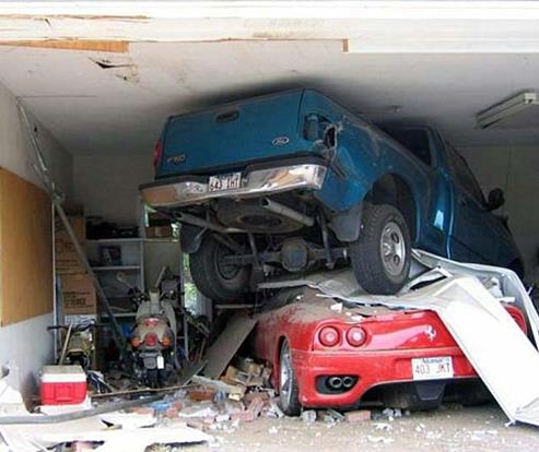 Bir kadnn i seyahatindeki kocasna gnderdii fotorafn arkasnda "market dn gaz ve fren pedallarnn yerini kartrp, Ferrari'ni biraz izdim, umarm beni balayabilirsin" yazmaktadr. Fotoraf: GEREK, Hikaye: SAHTE. Olayn asl ise yle; cep telefonunu arabasnn iine dren gen adam, dikkatsizlii sonucu bir Ferrari ve iki motosikleti bu hale getirdi. Ortaya kan zarar yaklak 200 bin dolard.