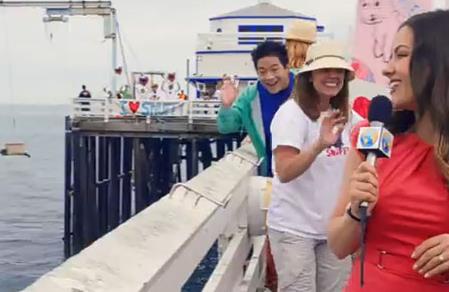 Kameralar karsnda denize braklmak istenen Fok bal sunucunun konumas esnasnda birden denizden yukar ykselen kpek bal fok baln kapt gibi denize dald.