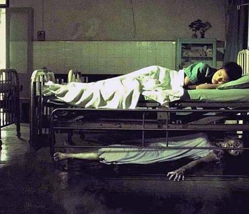 Tam bir ehir efsanesi, arabasyla gen bir kza arpp lmne neden olan adamn hastanede ekilen fotorafnda, yatan altnda kzn hayaleti grnmekte... SAHTE. Fotoraf aslnda bir filmin afii...