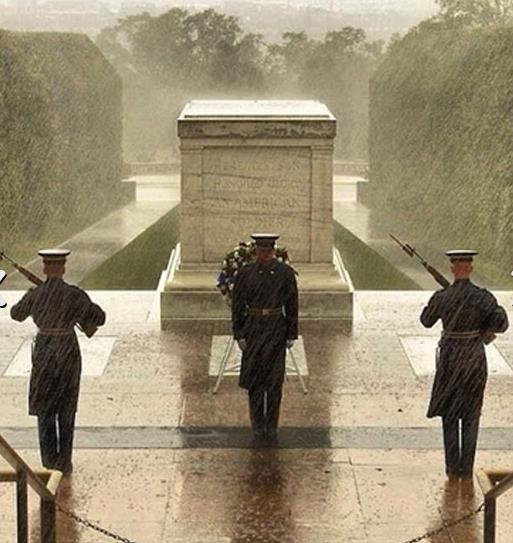 Mehul Asker Ant nnde bekleyen askerler.. Fotoraf Ekim'de deil, Eyll aynda ekildi.