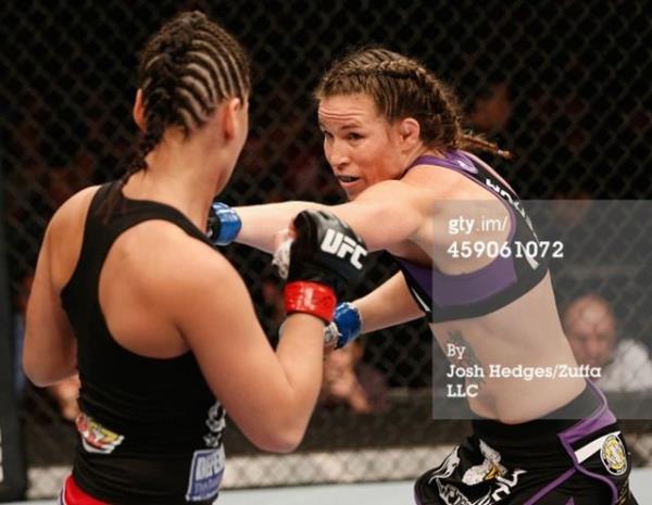 Meksika'da UFC dvlerinde karlaan Jessica Eye ile Leslie Smith arasndaki ma inanlmaz grntlere sahne oldu.