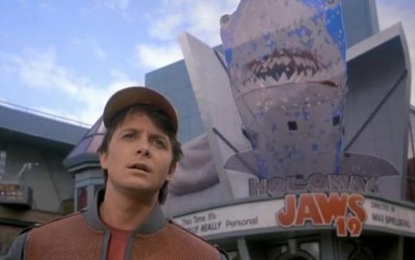 Bir dier sahnede ise Jaws film serisinin 19 ayr filminin ekildiine ahit oluyoruz.