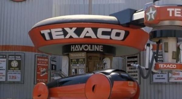 Filmde 2015 ylnda benzin istasyonuna giren nanoteknolojik aralarn herhangi bir insan yardm olmadan benzin alabildii grlyor.