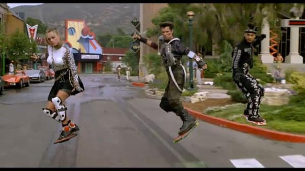 Senaryosu itibariyle 2015?te geen, 1989 yapm bilim kurgu filmi Back To The Future 2?de (Gelecee Dn 2) zamanda yolculuk yapan kahramanlar uan arabalar, uan kaykaylar ve bir dizi teknolojik yenilikle karlayordu.