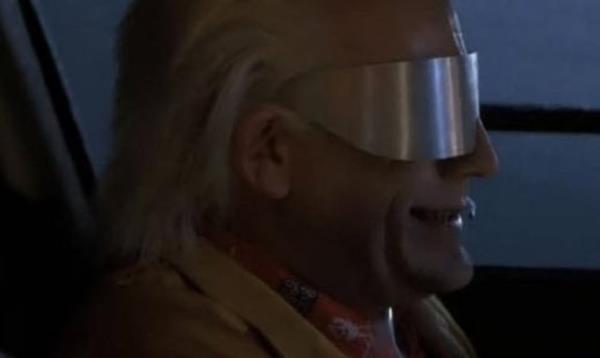 Ne bekliyorduk? Dr. Emmett Brown, ara kullanrken 2015 ylnn modas olan bu nanogzlkleri giyiyordu.