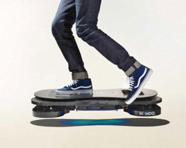 Filmde Marty'nin kulland uan kaykay modeline benzer bir rn zerinde almalar sryor. Bir sredir havada gidecek bir kaykay modeli zerinde alan Hendo'nun bu rn ne zaman sata sunca hala bilinmiyor.