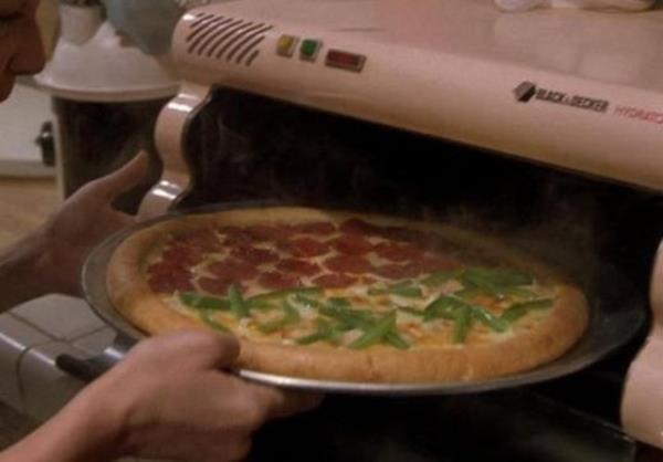 Kk pizza saniyeler iinde devasa bir boyutta geri dnyordu.