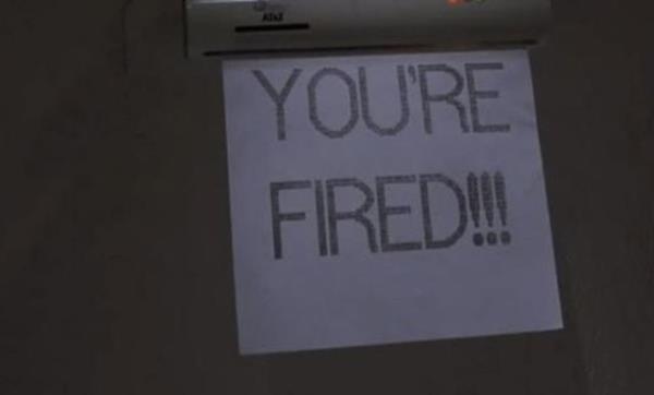 Marty McFly`n patronuyla atmas ve kovulma sahnesi de filmin unutulmaz sahneleri arasnda. Marty kovulduunu mesaj olarak yazcdan kan katla gryordu.