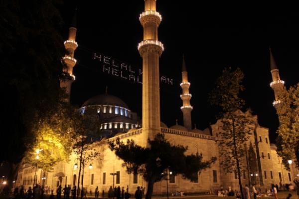 Sleymaniye'nin duvarlarnda grdnz o muhteem kalem ileri, yazlar, sslemeler, caminin kandillerinden kan isten damtlan o mrekkeple yapld.