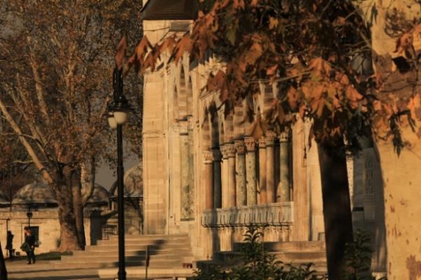Sinan, bu kandillerden kan is camiye zarar vermesin ve cemaati rahatsz etmesin diye orta kapnn zerine kk bir odack yaptrd.