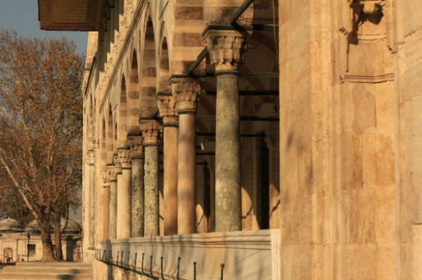 Btn bunlar gnmzden 458 yl ncesinin bilimiyle, teknolojisiyle yapld. Son bir ifre daha var. Hani oyuklar var ya isin bir odada toplanmasn salayan, hava akmn ieri alan darya kp o iki oyuktan ieriye baktnzda, birinden caminin iindeki Allah, dierinden ise Muhammed yazl dev levhalar grrsnz.