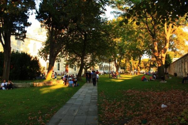 Kanuni Sultan Sleyman tarafndan imparatorluun gcn ve grkemini gstermek adna ina ettirildi. Camii ve klliyesi 7 senede bitirildi. Ancak 7 yllk bu uzun sre Kanuni'nin cann skmt. Sinan'n yapy neden bir trl amadn anlamamt. O srada her taraftan da dedikodular yamaya balad Sultan'a.