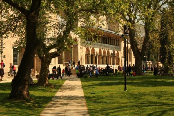 Hepsi efsane halinde gnmze ulaan ve dorulu tartlan hikayeler olsa da birden ok yks var Sleymaniye Camisi'nin.