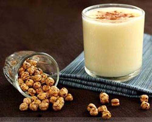 Dar irmii, su ve ekerden retilen alkolsz, hafif mayal bir iecek olan boza, bilinen en eski Trk ieceklerinden biridir. Koyu bir kvamda, ak bal renginde olduka besleyici ve ferahlatc bir iecek tr olan boza, vitamin deposu olma zellii de tayor.