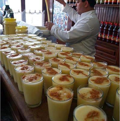 erisinde birok besin gelerini bol miktarda bulundurduundan sv ekmek olarak da adlandrlmaktadr.Souk havalarn etkisiyle bademciklerdeki enfeksiyonun azalmasn salamas ve ksr kesmesi de bozann faydalar arasndadr.