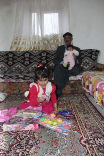 Fotoraf paylatktan sonra, Merve'ye oyuncak ve kyafet gndermek isteyen yaklak 10 kiinin kendisinden adres istediini belirten Uyank, "30-40 eit oyuncak ve kyafeti bana ulatrdlar. Ben de sahibine, yani Merve'ye ulatrdm. Halen bana mesaj atp Merve'ye ulamak isteyenler var" ifadelerini kulland.