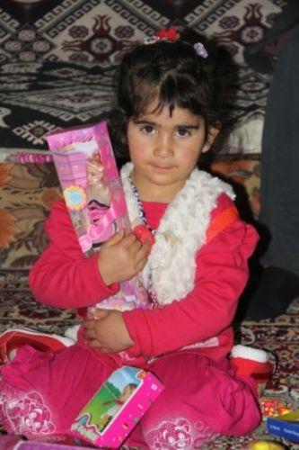 Hediyeleri getiren Uyank' evlerinin kapsnda karlayan Merve Akkavak, kolileri aarak oyuncaklar tek tek inceledi. Hediyelerden dolay mutluluk yaayan kk Merve, oyuncak ve kyafet gnderen herkese teekkr etti.