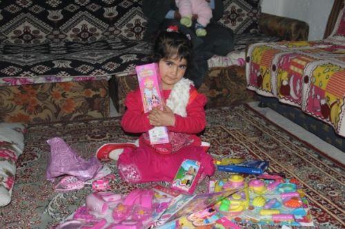 Keban'n da kylerinden Topkran'da yaayan ve geimini hayvanclkla salayan Halis (30) ve Havva (26) Akkavak iftinin 2 ocuundan biri olan Merve, ailesinin peynir, kelek ve tereya gibi rnler satmak iin geldii An'da bir oyuncak dkkannn vitrinine bakarken An Belediyesinde memur olarak alan Suat Uyank'n (35) dikkatini ekti.