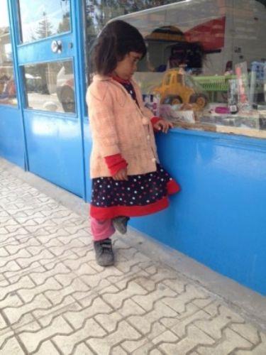 Oyuncaklara bakan Merve'nin fotorafn eken Uyank, bunu bir sre nce sosyal medyada paylat. Bu paylamn ardndan yurdun drt bir yanndan ok sayda duyarl vatanda, Merve'ye kolilerle oyuncak gnderdi. Akkavak ailesini ziyaret eden Uyank, oyuncaklar Merve'nin ailesine teslim etti. Kk Merve, birbirinden farkl ok sayda oyuncaa kavumann mutluluunu yaad.