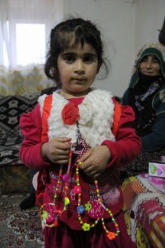 Suat Uyank, AA muhabirine yapt aklamada, "Bir sre nce An'da gezerken, Merve'yi grdm. Merve'nin oyuncak dkkannn nnde masum baklarn grdm. Fotoraf makinem yanmdayd ve hemen fotorafn ektim. Daha sonra dedesiyle tantm. Adnn Merve olduunu rendim. ok masum baklar vard" dedi.