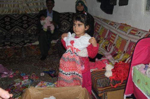 Merve'nin babaannesi Emanet Akkavak ise torununun ve kendilerinin hediyelerden dolay ok mutlu olduklarn belirterek, "Merve ok bekledi. ocuklara 'bugn benim arkadalarm gelecek' demi. ok sevindi, bugn evden hi kmad" eklinde konutu.