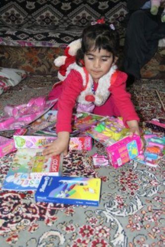 Oyuncak kapal olduu iin Merve'nin istedii oyuncaklar alamadklarn anlatan Uyank, "Fotoraf sosyal paylam sitesinde paylatm. Sa olsun duyarl arkadalar 'Biz, Merve'ye nasl olur da hediyeleri ulatrabiliriz, oyuncak alp da nasl gnderebiliriz' diye bizimle irtibata geti. Biz de Merve'nin hediyelerini ulatrabilmek iin uratk" diye konutu.