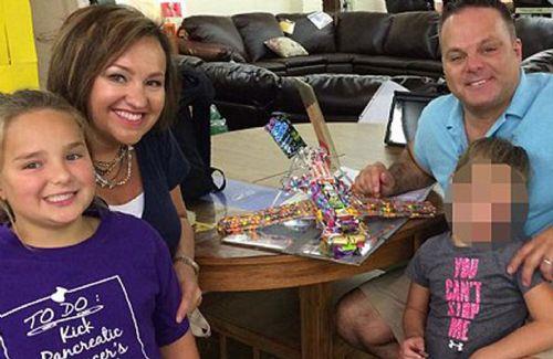 Ua Illinoisli bir mobilya maazas sahibi Marty Gutzler ve ailesini tayordu.