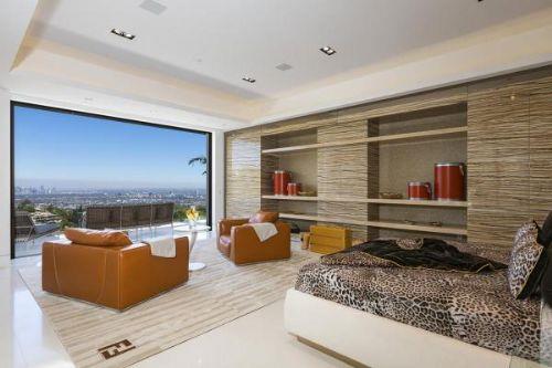 ABD'nin Kaliforniya eyaletine bal Beverly Hills blgesinde bulunan en lks evi 70 milyon Dolar'a satn alan Persson'n att tweetle lksk keyfini srd grlyor. Satn ald evin boyutu ise 2 bin metrekarenin zerinde.