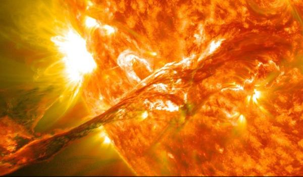 Kuvvetli manyetik alanlar, youn ve gl gne patlamalarna neden oluyor. Bu fotoraf bir gne patlamasn yakndan gsteriyor. Bu patlamalar, saniyede 1500 kilometre hzla birka gnde Dnya'nn manyetik alanna ulaabiliyor.