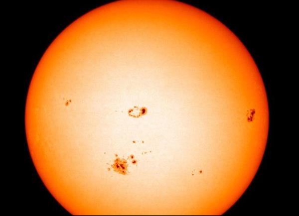 Gne'in parlak en d tabakas olan fotosferde scaklk 6000 santigrat dereceye ulayor. Yzeydeki siyah noktalar, yaklak 1500 santigrat derece daha souk olan, youn manyetik hareketliliin neden olduu 'Gne lekeleri'. Bu lekelerin byk olanlar, Dnya'nn apnn alt katna kadar ulayor.