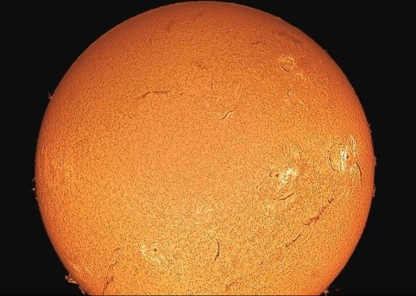 Gnein grnen yzeyinin altnda, kromosfer ya da renkyuvar olarak bilinen alt tabaka yer alyor. Burada scaklk 6000-20000 santigrat derece arasnda deiiyor. Gne'teki hidrojen atomlar, farkl bir dalga boyundaki krmz bir k yaylmasna neden oluyor. Bu a bakldnda, kuvvetli manyetik alanlar tarafndan sktrlan daha souk gaz tabakalarndan oluan farkl bir yzey grmek mmkn.