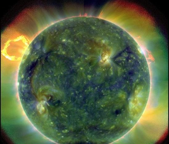 Gne'in d atmosferi, Gne Tac olarak biliniyor. Mortesi kla ekilen bu fotoraf, gei blgesindeki ve Gne Tac'ndaki scak blgeleri gsteriyor. Farkl renkler, farkl scaklk deerlerini temsil ediyor. Krmz renk, 60000 santigrat derecelik daha souk blgeleri, mavi ve yeil renkler ise 1 milyon santigrat derecenin stndeki scaklk deerlerini gsteriyor.