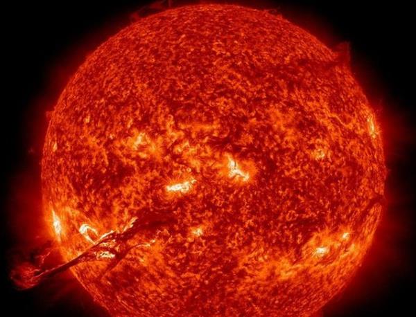 Gne'in kromosfer katmanyla yzeyi arasndaki ince bir tabakadan oluan 'gei blgesinde' scaklk deerleri 20000 santigrat dereceyle 1 milyon santigrat derece arasnda byk bir yelpazede deiim gsteriyor. Bu fotoraf, plak gzle grmenin mmkn olmad, mortesi kla ekilmi.