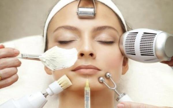 Gzellik salonlar ve kuafrlerdeki havlu ve aletler. (AA)