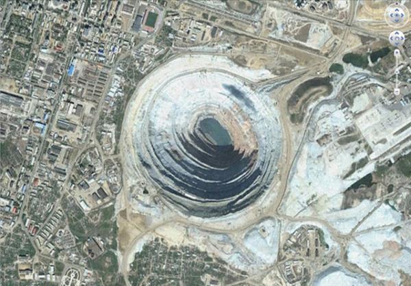 Dnyann bir ok blgesinde insan eliyle veya doal sebeplerle olumu "ukurlar" bulunmakta. te en derinleri...