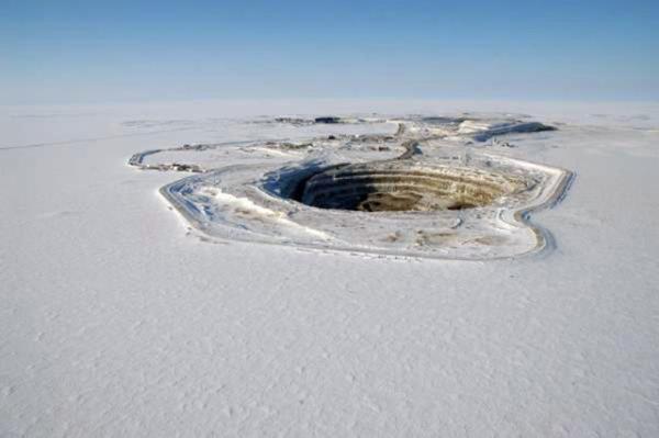 Fotoraflar, Sibirya''nn dousunda bulunan Mir Elmas Madeni'ninde ekildi.