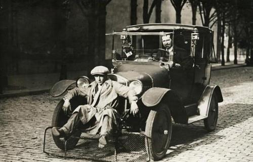 <br><b>nsan Toplayc</b></br>  1924 Paris'te yolda yryen yaya gvenlii iin geitirilmi bu aracn, insanlar toplayp nereye gtrdn bilemiyoruz.