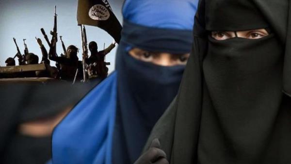 Silahl kadnlar ayn zamanda cephede kurulan hastanelerde, yarallara yardm ediyor.