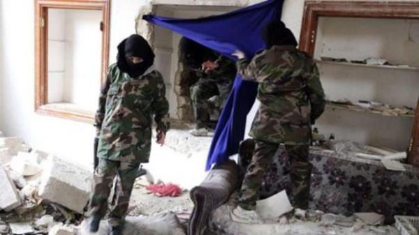 simlerini Hz. Muhammed'in ei Hz. Aye'den alan kadnlar, asker niformas giyiyor ve Halep sokaklarnda ellerinde kalanikofla dolayorlar