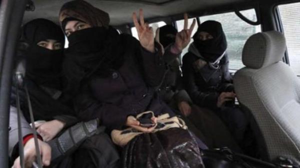 ngiliz Daily Mail gazetesinde yer alan habere gre, "Aye Ana Tugay"n oluturan silahl kadnlar, Halep'te zgr Suriye Ordusu militanlaryla yan yana savayor.