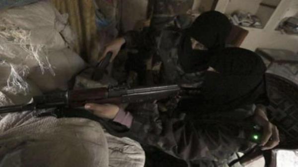 Silahl kadnlar kentte zellikle kontrol noktalarnda grev yaparken, Esad ordusuna kar ehrin savunmasn da yapyor.