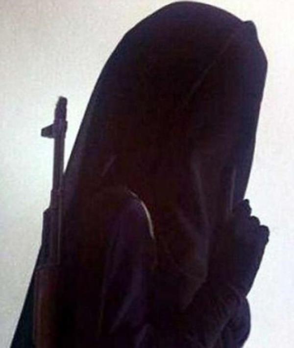 Daily Mail'in haberinde, "Aye Ana Tugay"n oluturan kadn militanlarn sava ncesinde niversite rencisi, alan ya da ev kadn olduklar ancak imdi keskin nianc olarak cephede savatklar belirtildi.