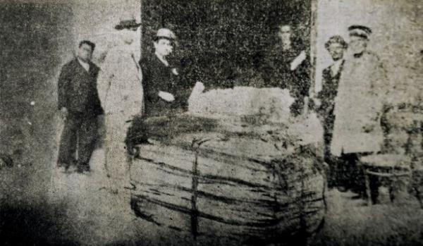 Fotorafta balyalanp at arabalaryla sirkeci Tren Gar'na tanan tarihi evraklar grlyor.