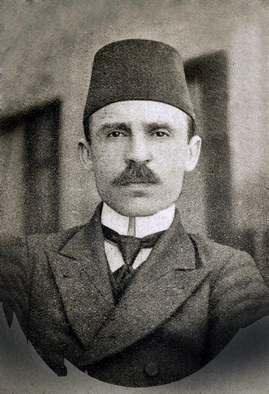 Osmanl Arivleri Uzman Kasm Hzl ariv malzemesinin satlmamas iin TBMM 4. ve 5. dnem stanbul milletveki Halil Edhem Eldem vastasyla devrin Babakan smet nn'ye ulaan Babakanlk Tarih Evrak nceleme Kurulu ile stanbul Ktphaneleri Tasnif Heyeti reislii yapan Muallim Cevdet nanalp'in konuyla ilgili rapor hazrladn anlatt. Fotorafta nanalp grlyor.