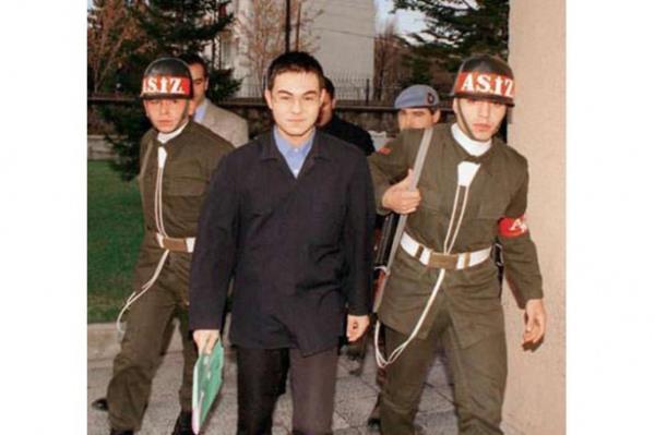 <br><b>Serdar Orta�</b></br>  �ark�c� Serdar Orta� 1999 y�l�nda askerlikten kurtulmak i�in hile yapmak su�undan 54 g�n Mamak Askeri Cezaevi'nde kalm��t�.