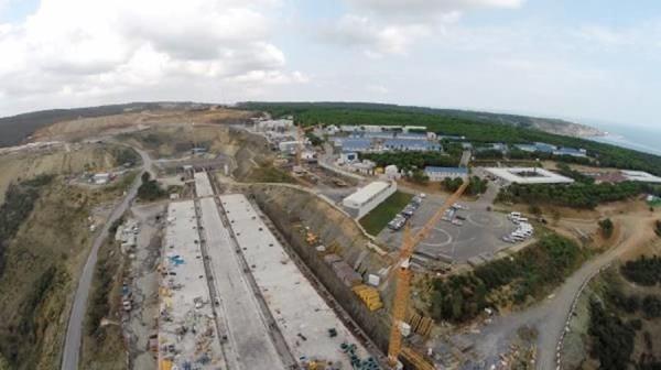 8 �erit karayolu 2 �erit demiryolu olarak toplam 10 �eritli k�pr�n�n deniz �zerindeki uzunlu�u 1408 metre olacak.