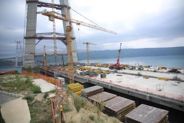 K�pr�n�n toplam uzunlu�u ise 2 bin 164 metre. K�pr� bu �zelli�i ile �zerinde rayl� sistem olan d�nyan�n en uzun asma k�pr�s� olacak.