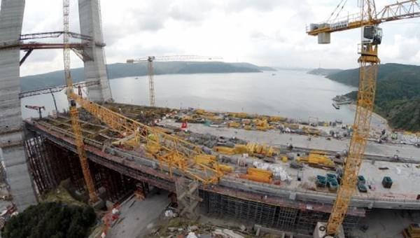 Bu y�l�n son aylar�nda kule in�aatlar�n�n tamamlanmas�n�n ard�ndan ta��y�c� kablolar�n d��enmesine ba�lanacak.