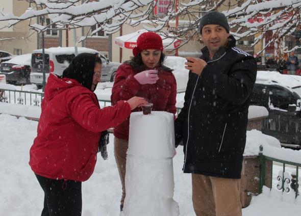 Meteoroloji ve AKOM`un uyarlarnn ardndan, stanbul`da da beklenen kar ya zellikle Anadolu Yakas`nn yksek kesimleri bata olmak zere eitli blgelerinde aralklarla etkisini gsteriyor. Yurt genelinde etkili olan kar yann stanbullular da alarma geirmesinin ardndan yaanabilecek olumsuzluklara kar valilik ve bykehir belediye ekipleri tedbirlerini artrd.